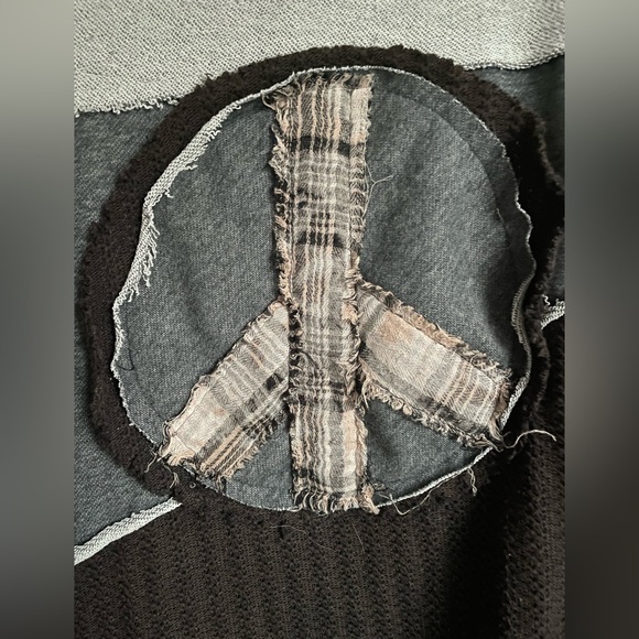 Distressed peace sign sweater - Picture 3 of 5